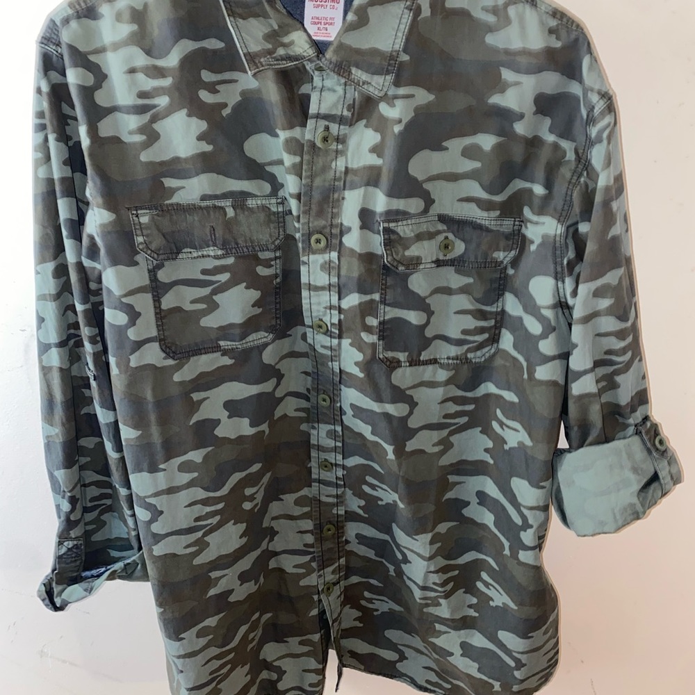 Men’s Camouflage button up shirt in a XL.